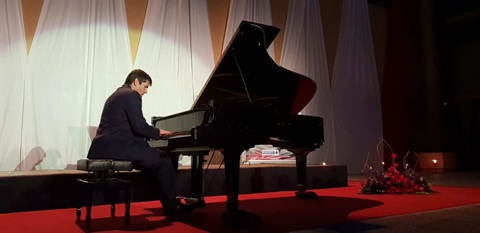 photo of pianist Itay Goren.jpeg