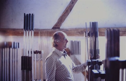 Harry Bertoia with sculpture.JPG